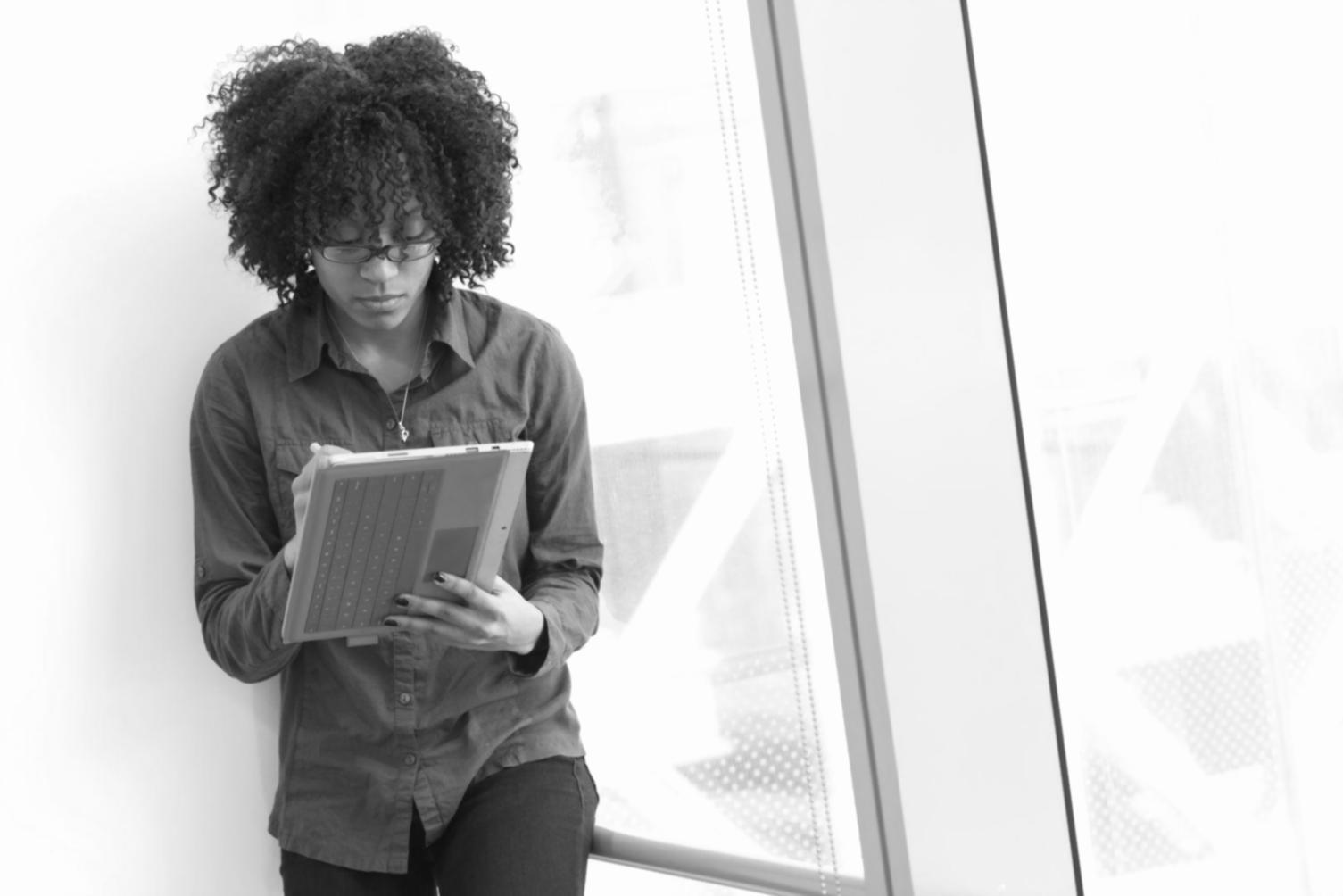Estudiante utilizando múltiples dispositivos para el aprendizaje flexible
